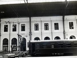 Estación de Madrid - Príncipe Pío. Andenes con trenes estacionados