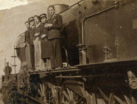 Personal ferroviario posando sobre la locomotora de vapor 707 de la serie 701 a 710 de la Compañí...