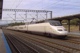 Composición AVE serie 100 (colores Renfe Operadora) de la línea de alta velocidad de Madrid a Sev...