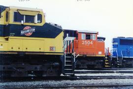 Vista parcial de las locomotoras diesel CNW-8726 (C44-9W) de la Chicago Northwestern, CN-2504 (C4...