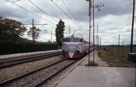 Locomotora diésel - eléctrica 352 - 005 - 3 "Virgen del Carmen" de la serie 352 de RENF...