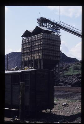 Tolvas del cargadero de mineral y nave de clasificación y cribado de las minas de hierro de la Co...