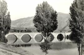 Vista del puente de fábrica de 5 tramos sobre el lago San Antonio de Pobla de Segur, provincia de...