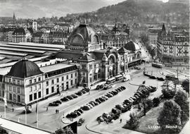 Vista lateral de la fachada principal de la estación central de la ciudad suiza de Lucerna