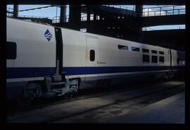 Composición de viajeros AVE de la serie 100 en Madrid - Puerta de Atocha, con logotipo de Largo R...