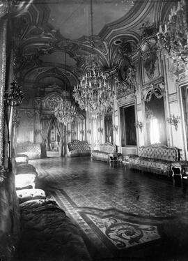 Salón de baile del Palacio de Fernán Núñez, antigua sede del Consejo de Administración de RENFE. ...