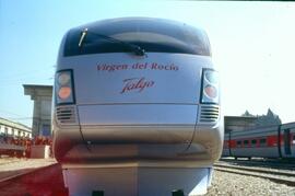 Vista frontal de la cabeza tractora del Talgo - XXI, cuya locomotora es la denominada Virgen del ...