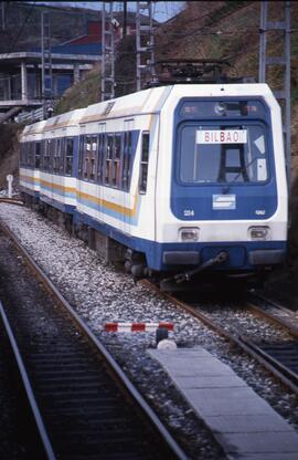 Perspectiva de un automotor eléctrico o unidad de tren eléctrica UT nº 214 de la serie 200 de Eus...