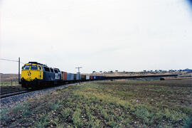 Locomotora diésel - eléctrica 333 - 008 de RENFE, fabricada por MACOSA y pintada en amarillo y gr...