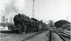 Composición de viajeros del expreso a Valencia, remolcada por locomotora de vapor "Montaña&q...