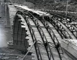 Obras de sustitución del puente métalico ferroviario de 4 tramos sobre el río Gallego existente e...