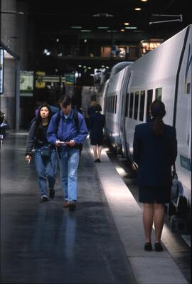 AVE y viajeros en la estación Puerta de Atocha