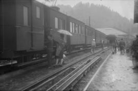 Composición de viajeros llegando a la estación de San Pedro de los Ferrocarriles de Langreo (Gijó...