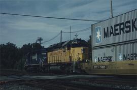 Tren nº 4 con 65 vagones plataformas de contenedores, a su paso por Porter, Indiana. Remolcado po...