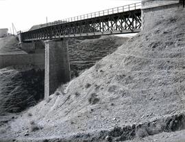 Viaducto metálico de 2 tramos y 82 m, con vigas en cruz de San Andrés, denominado "Desgarrad...