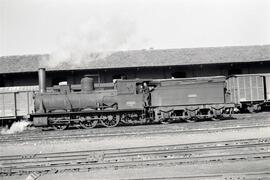 Locomotora de vapor de la serie 030 - 2261 a 2303 de RENFE, detenida en la estación de Granada