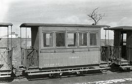 Coches de viajeros y vagón del Ferrocarril Valdepeñas a Puertollano