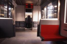 Vista del interior de una unidad del Metro de Bilbao y de parte de la cabina de conducción