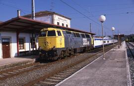 Talgo IV o Talgo Pendular realizando el trayecto Vigo - Madrid, remolcado por locomotora diésel -...