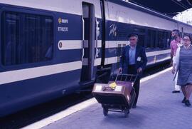 Mozo de equipajes o de estación de RENFE en la estación de Madrid - Atocha