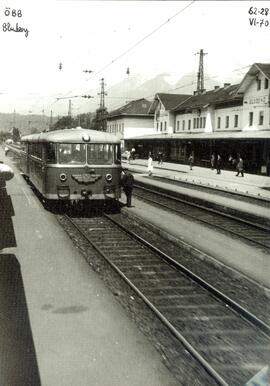 Locomotora diésel o automotor de los Österreichische Bundesbahnen (ÖBB), detenida en la estación ...