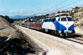 Locomotora diésel - eléctrica 333 - 102 de RENFE OPERADORA, fabricada por MACOSA y pintada en  bl...