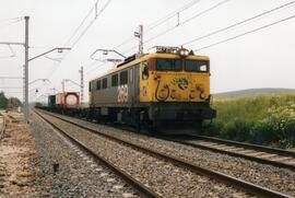 Locomotora 269 transportando material
