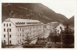 Vista de los edificios del personal francés de la estación internacional de Canfranc