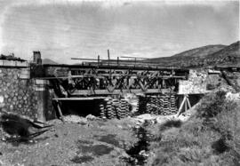 Puente en reconstrucción sobre la riera de Carmansó, en el p.k. 259,636 de la línea de Tarragona ...