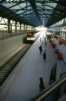 Vista del andén de la estación de Cercanías de Madrid - Príncipe Pío y de una composición de Cerc...