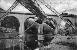 Tres medios de transporte en el puente de Sonnborner. Funicular aéreo de Elberfeld a Barmen.