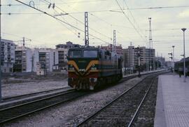 Locomotoras diésel - eléctricas de la serie 319 - 001 a 060 y 071 a 103 de RENFE, ex. 1901 a 1960...