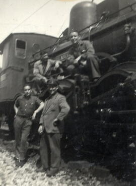 Personal ferroviario posando con una locomotora alemana Blasco de Garay de la serie 1600 de Norte...