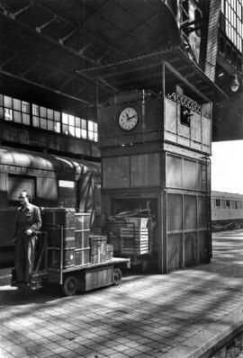 Montacargas de andén para las vías 0 bis y 12 de la estación de Barcelona - Término en la línea d...