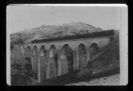 Composición de tolvas, remolcada por una locomotora de vapor Mastodonte, del ferrocarril de Ojos ...