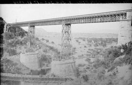 Puente o viaducto de Vadollano, de tres tramos, en el km 304,508 de la línea de Manzanares a Córd...