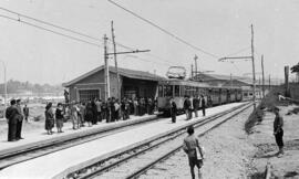 Composición de viajeros y automotor eléctrico en el apeadero de Llaranes (Avilés) del Ferrocarril...