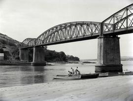 Puente metálico de tres tramos con vigas en cruz de San Andrés sobre la Ría de Eume, en el km 23/...