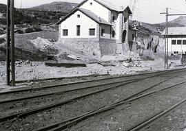 Subestación y viviendas de personal de la estación de Tablada de la línea de Villalba a Medina de...