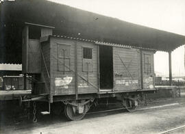 Vagón cerrado Gf 3200 de Andaluces, fabricado por Dyle y Bacalan en 1914, en un muelle de mercanc...