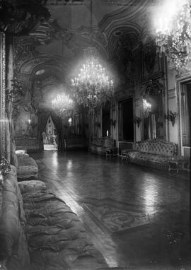 Salón de baile del Palacio de Fernán Núñez, antigua sede del Consejo de Administración de RENFE. ...