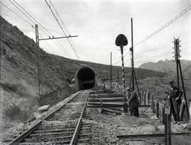 Túneles artificiales en construcción, en los km 59,906, 60,056, 63,269 y 63,319 de la línea de Le...