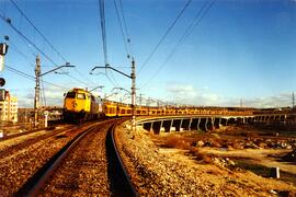 Locomotora diésel - eléctrica 333 - 202 de RENFE, fabricada por MACOSA y pintada en  amarillo y g...