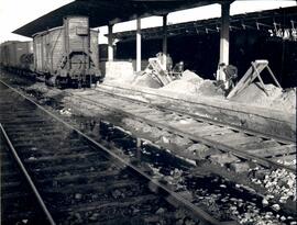 Estación de Monforte. Vías y andenes con trenes estacionados