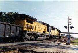 Vista de las locomotoras CNW-8023 (SD60) y CNW-8574 (C40-8), a su paso por La Rochelle (Nueva Yor...