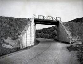 Pontón metálico de la línea de Puente Genil a Linares, sobre carretera y situado entre los km 30/...