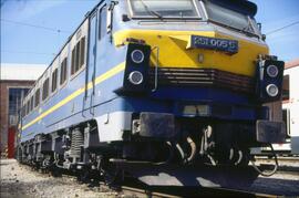 Perspectiva general de una locomotora eléctrica 251 - 005 - 5 de la serie 251 - 001 a 030 de RENFE