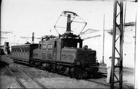 Composición de los Ferrocarriles Vascongados (FV), formada por locomotora eléctrica y un coche de...