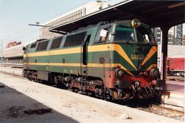 Locomotora diésel - eléctrica 333 - 004 de RENFE, fabricada por MACOSA, pintada con los colores t...