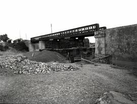 Sustitución del puente metálico existente en el km 64,215 por un puente o viaducto de hormigón de...